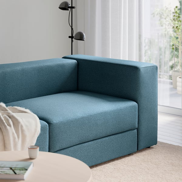 Blaues JÄTTEBO Ecksofa mit eingebauter Armlehne, weichen Polstern und Stauraum.