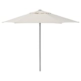 Der Sonnenschirm JOGGESÖ ist weiß mit Neigung und spendet viel Schatten. Die Aluminiumstange und das Polyestergewebe sorgen für Langlebigkeit und UV-Schutz.