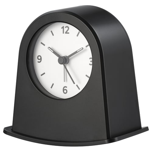 Schwarze Tischuhr aus recyceltem Kunststoff, schnell ablesbares, minimalistisches Design. Abgerundete Bogenform, weißes Zifferblatt mit schwarzen Ziffern.