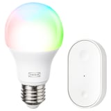 IKEA KAJPLATS Smart Light Starter Kit, mehrfarbige Glühbirne und weiße ovale Fernbedienung.