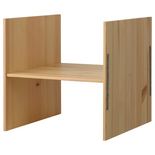 KALLAX Regal aus Kiefernholz, Ausführung natur. Zwei hohe Paneele mit einem horizontalen Regal, das eine rustikale Massivholzstruktur aufweist.