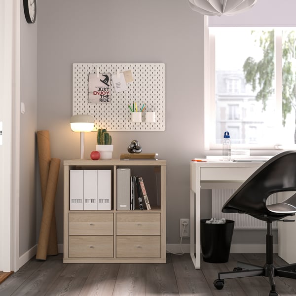 Homeoffice mit KALLAX-Speicher; Lampe, Kaktus, Fenster.