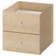 Ein IKEA KALLAX Schrank mit zwei Schubladen in heller Eichenausführung. Es ist ein einfaches, rechteckiges Design mit Holzstruktur und silbernen Schubladenknöpfen.