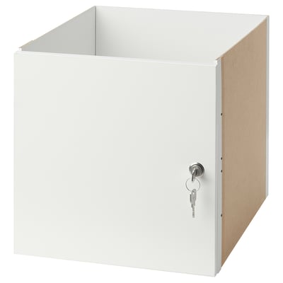 Ein weißer KALLAX Schrankeinsatz mit Schloss und Schlüssel. Es besteht aus Fiberglas und Spanplatten, hat eine rechteckige Form und ist für eine sichere Aufbewahrung konzipiert.