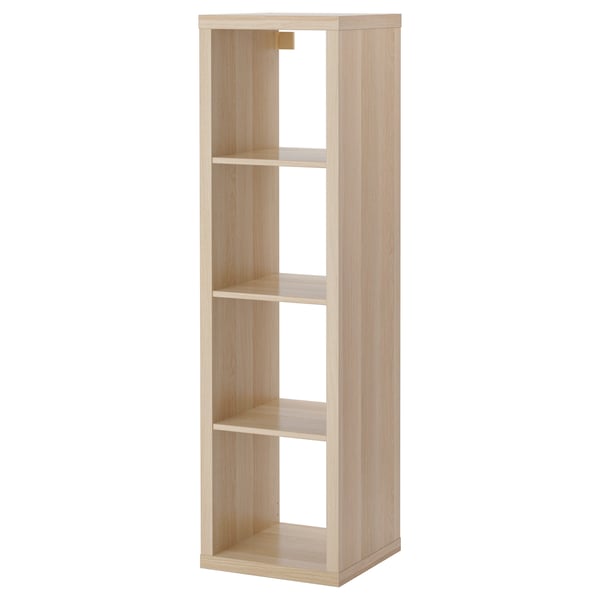 Ein ikea KALLAX hellbraunes Holzregal mit vier offenen Fächern.