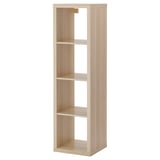 Ein ikea KALLAX hellbraunes Holzregal mit vier offenen Fächern.