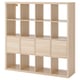 Ein leichtes KALLAX Holzregal mit klaren Linien, das sowohl über offene Fächer als auch über versteckte Staufächer verfügt.