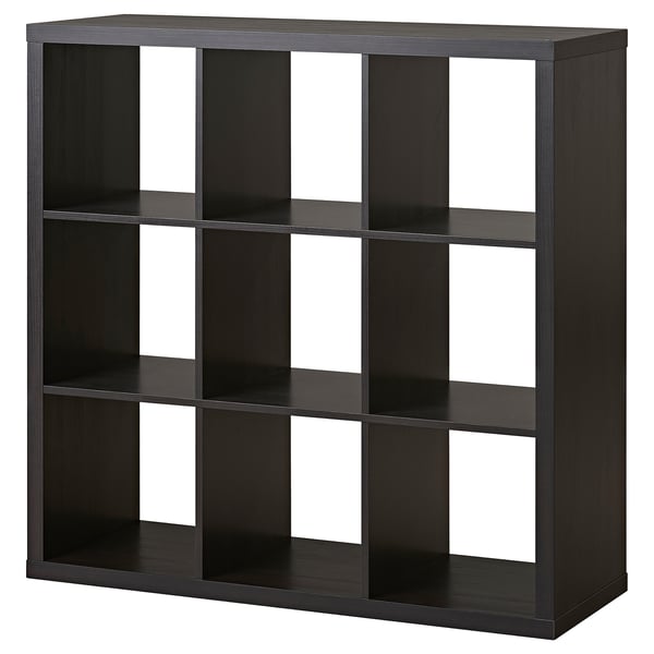 Schwarzes KALLAX Würfelregal mit 9 Fächern, recycelte Spanplatte, minimalistisches Design.