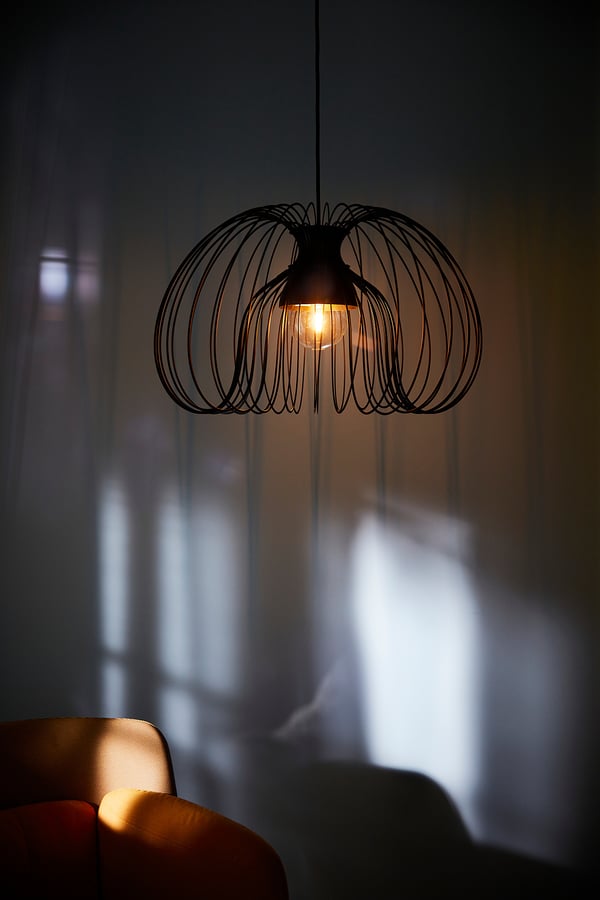 Moderne Hängelampe, KALLFRONT, schwarz, Drahtgeflecht, Kugelform, Schattenwurf, warmes Licht.