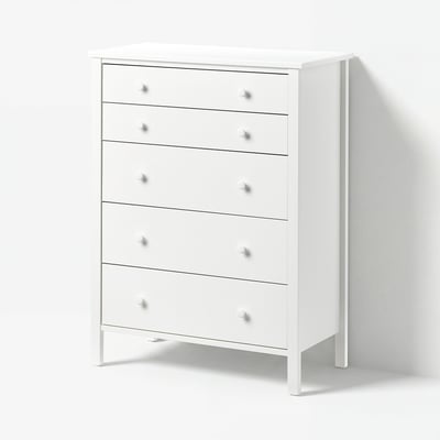 Eine weiße KILBERGET-Kommode mit 5 Schubladen. Sie hat ein einfaches, traditionelles Design mit runden Knöpfen.