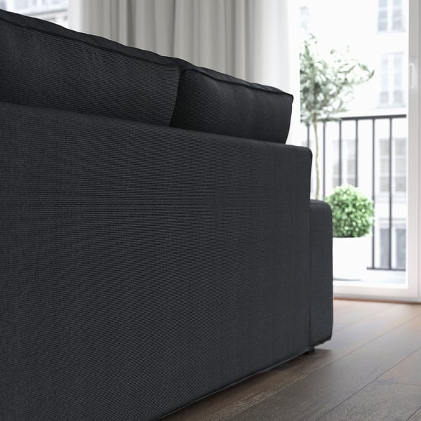 Dunkelgraues KIVIK-Sofa mit tiefen Kissen, niedrigen Armlehnen und abnehmbaren Kissen für mehr Flexibilität.