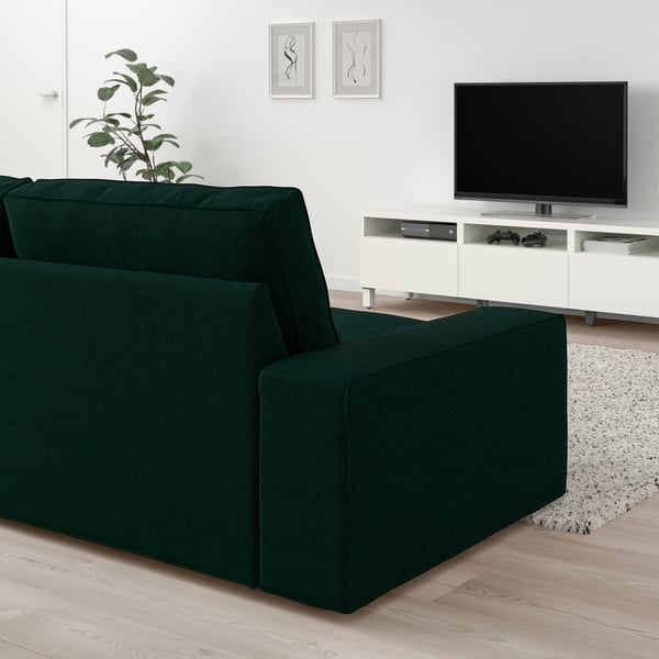 Emerald KIVIK Sofa, weißer TV-Ständer, minimalistisches Dekor.