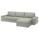Modernes graues L-förmiges Sofa mit abnehmbaren Abschnitten, klaren Linien und weichen Kissen.