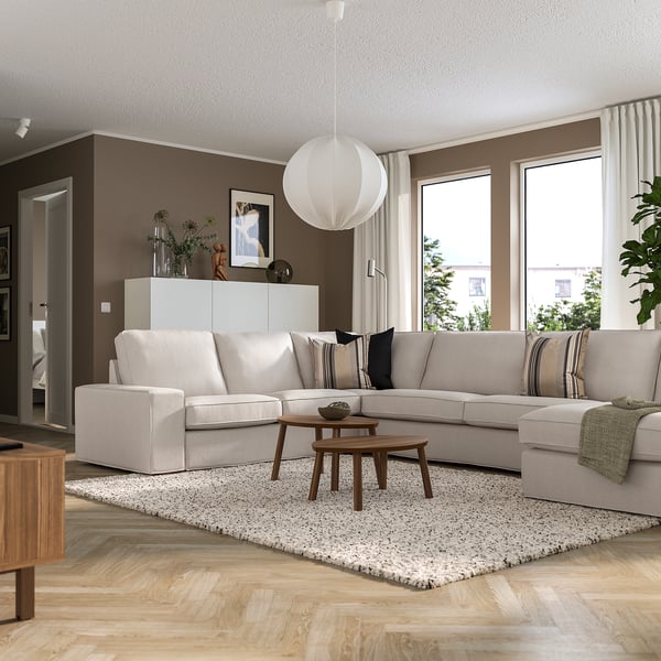 KIVIK Sofa im modernen Wohnzimmer mit Teppich und Couchtisch, das eine gemütliche Atmosphäre schafft.