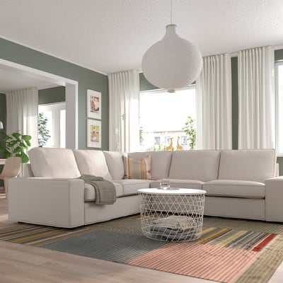 Modernes Wohnzimmer mit KIVIK-Sofa und Couchtisch aus Metall.