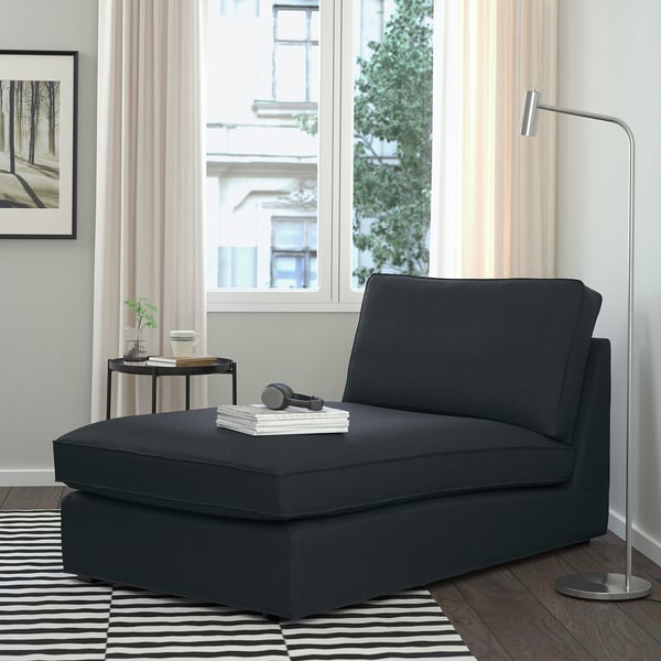 Moderne graue KIVIK Chaiselongue am Fenster, mit Lampe und Beistelltisch. Komfortables, geradliniges Design.
