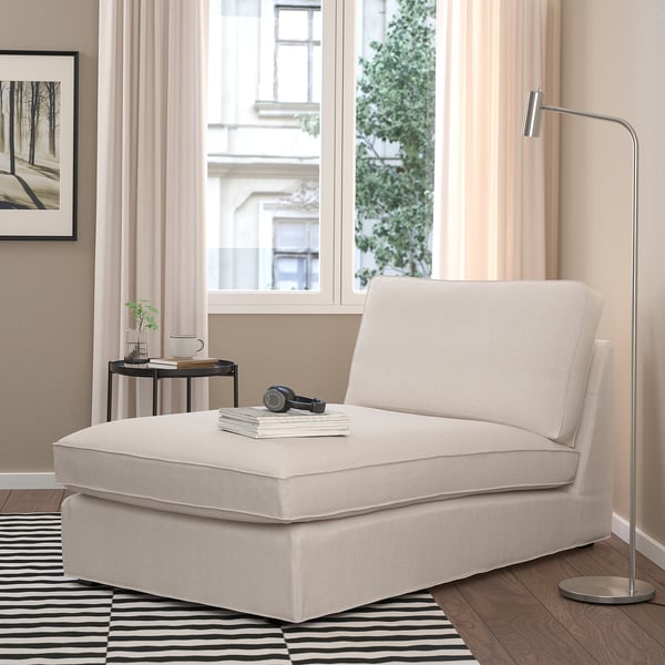 KIVIK Chaiselongue, creme, weicher Stoff, L-förmig, gemütlich. Kleiner als Beistelltisch, in der Nähe des Fensters.