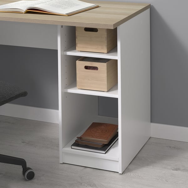 KJELLARNE Schreibtisch mit Regalen. Oben finden Bücher, in der Mitte Kisten, unten Bücher.