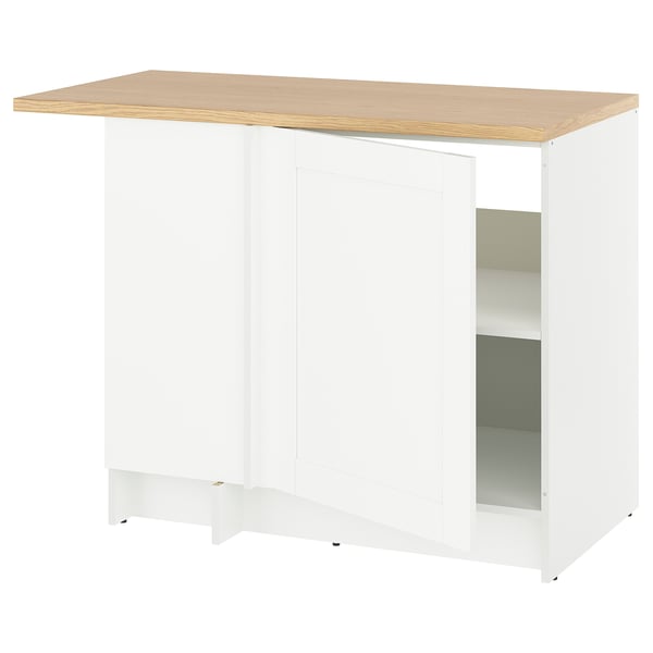 Eine weiße KNOXHULT-Küchenzeile mit heller Holzplatte, einer strapazierfähigen Laminatoberfläche und viel Stauraum.
