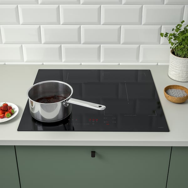 Moderne Küche mit schwarzem Induktionsherd.