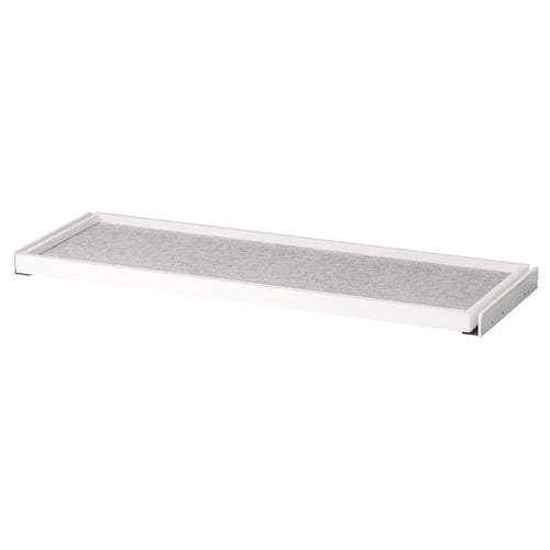 Ein weißes KOMPLEMENT Auszugsregal in einem Kleiderschrank mit einer grauen Filz-Schubladenmatte. Rechteckiges, minimalistisches Design für die Organisation des Raums.