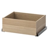Eine IKEA KOMPLEMENT Schublade in heller Eichenfarbe, hergestellt aus Spanplatten und Faserplatten, für die Organisation von Kleidung und Accessoires.