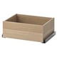 Eine IKEA KOMPLEMENT Schublade in heller Eichenfarbe, hergestellt aus Spanplatten und Faserplatten, für die Organisation von Kleidung und Accessoires.