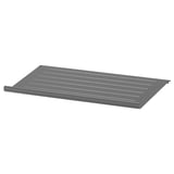 Regal KOMPLEMENT aus grauem Stahl mit horizontalen Rillen, flache Bauform.