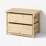 Eine KRONÖREN leichte Holzkommode mit klarem Design und natürlichem Finish.