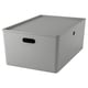 Eine graue KUGGIS-Aufbewahrungsbox mit Griffen aus recyceltem PET-Kunststoff, rechteckiger Form und Deckel.