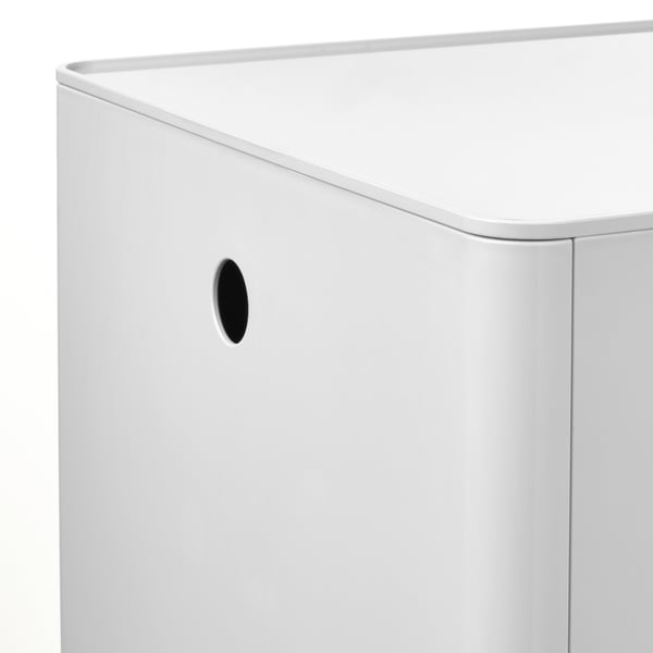 Moderne weiße Aufbewahrungsbox mit gebogenem Deckel und kleinem Griff.