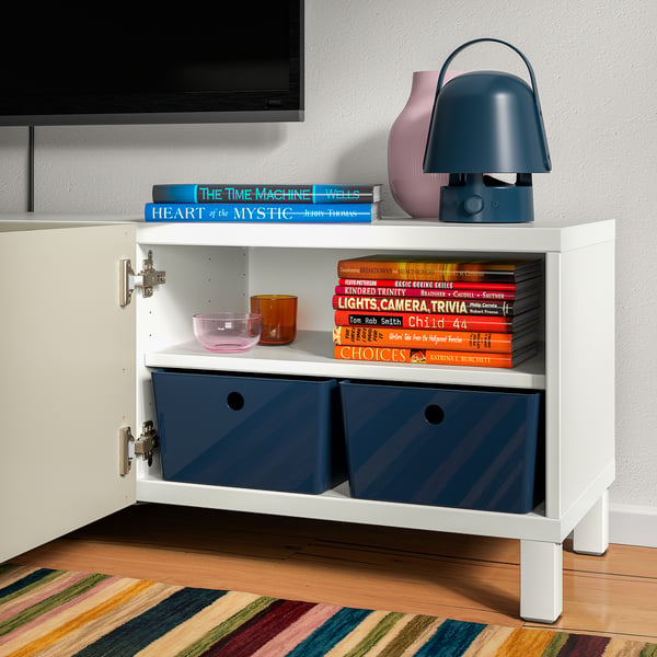 Moderner TV-Ständer mit Büchern, Vasen und Aufbewahrungsfächern; Teil der KUGGIS-Reihe zur Organisation von Gegenständen.