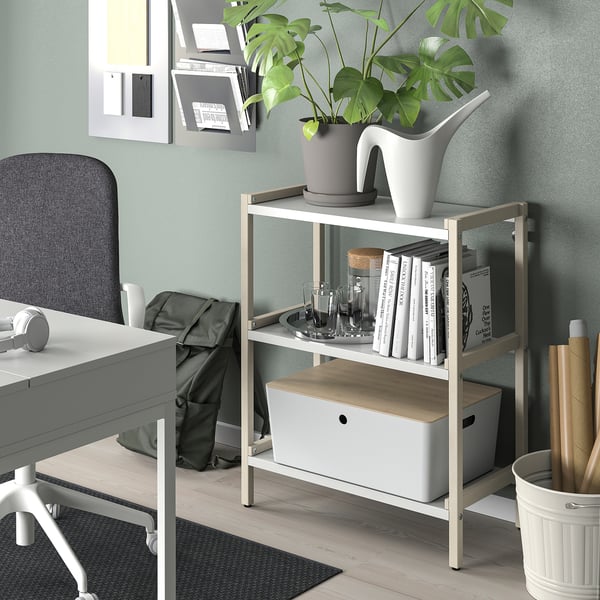 Home-Office-Szene, KUGGIS-Aufbewahrungsbox im Regal mit Büchern, Pflanze und Schreibtisch. Modernes Design, weißes und helles Holz.