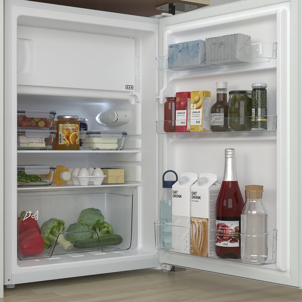 Kühlschrank mit verstellbaren Glasböden und LED-Licht. Zeigt Türregale mit Gläsern, Flaschen und eine Schublade mit Obst und Gemüse.