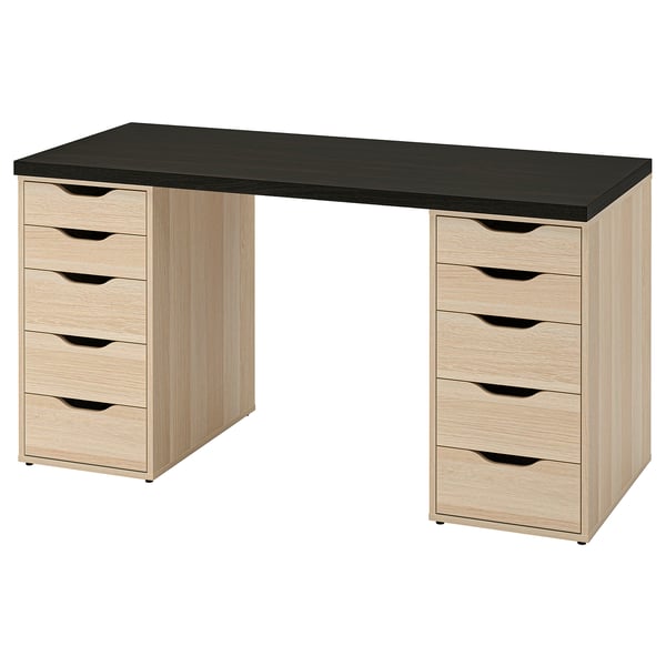 Ein ikea LAGKAPTEN Schreibtisch in Schwarz und Eiche, rechteckig mit zwei Schränken auf jeder Seite, die jeweils mehrere Schubladen haben.