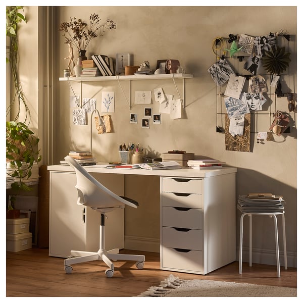 Gemütliches Homeoffice mit weißem LAGKAPTEN Schreibtisch, Regalen und Stuhl. Dekoriert mit Pflanzen, Kunst und Inspirationstafeln.