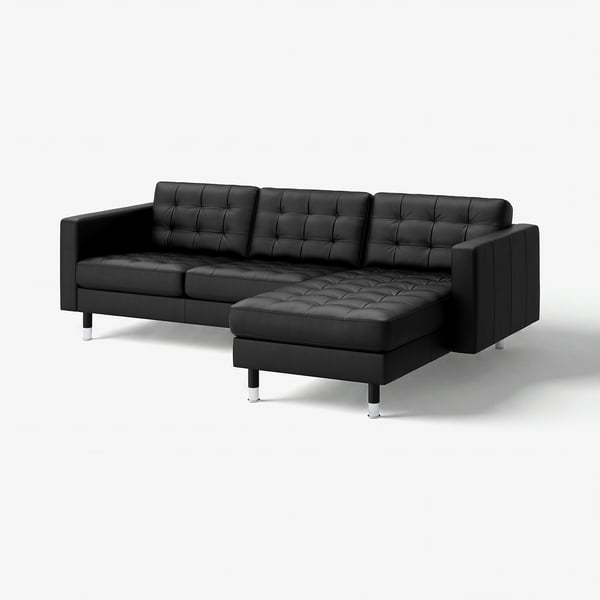 Schwarzes L-förmiges Ledersofa mit gebüschelten Kissen und Chrombeinen.