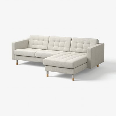 Ein graues LANDSKRONA Ecksofa mit gebüschelten Kissen und Holzbeinen.