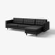 Ein IKEA LANDSKRONA schwarzes Ledersofa mit Chaiselongue, das ein modernes, büschiges Design und verchromte Beine zeigt.