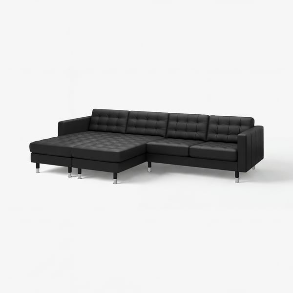 Schwarzes Ledersofa mit Büschelkissen und Chrombeinen.