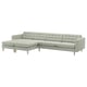 Hellgraues L-förmiges Sofa aus recyceltem Polyester mit Holzbeinen, weichen Kissen und modernem Design.