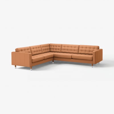 Braunes Leder-Ecksofa mit gebüschelten Kissen und Chrombeinen.