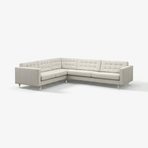 Modernes, l-förmiges, hellgraues Sofa aus Stoff mit Chrombeinen.