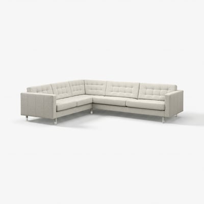 Modernes, l-förmiges, hellgraues Sofa aus Stoff mit Chrombeinen.