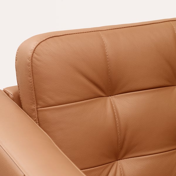 Nahaufnahme eines hochwertigen, hellbraunen Ledersofas, das die glatte Textur und die Nähte hervorhebt.