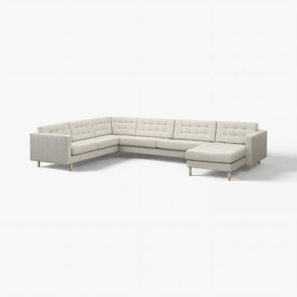 Modernes, graues L-förmiges Sofa aus Stoff mit Holzbeinen, büschiger Rückenlehne und Sitz.