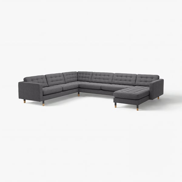 Modernes, graues, L-förmiges Ecksofa mit gebüschelten Kissen und Holzbeinen, perfekt für große Wohnzimmer.