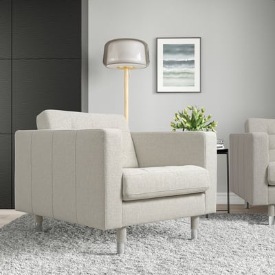 Moderne graue LANDSKRONA Stühle im Wohnzimmer mit Lampe, Kunst und Pflanze.