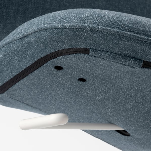 Nahaufnahme von LÅNGFJÄLL Stühlen, Sitz und Rolle. Weicher, strapazierfähiger Stoff mit rostfreien Details. Modernes Design, hochwertige Verarbeitung.