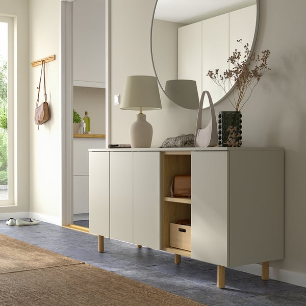 Minimalistischer weißer Schrank, LEDAMOT, mit Holzregalen. Spiegel, Lampe, Dekor. Heller Eingangsbereich mit natürlichen Elementen.